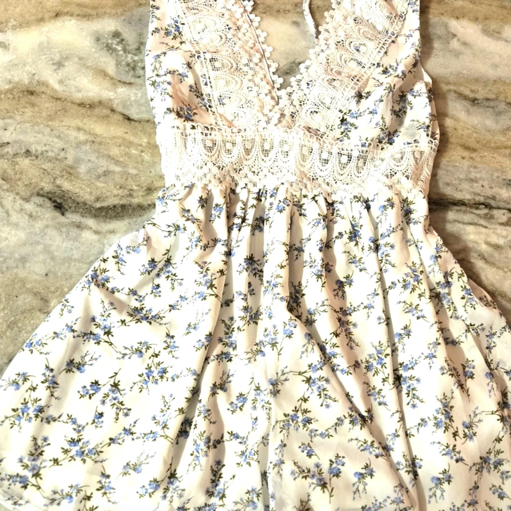 Lulus Pretty Floral Print Crochet Lace Romper NWT - Picture 4 of 7